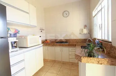 Casa à venda, 03 quartos, 04 vagas, rua Damasco, São Luiz - Divinópolis/MG