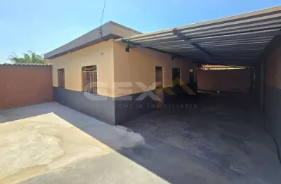 Casa à venda no bairro são judas, 3 quartos e um quintal amplo.