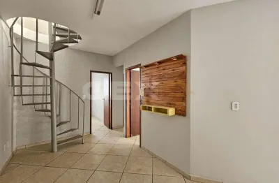 Apartamento à venda no centro, 2 quartos e área externa.