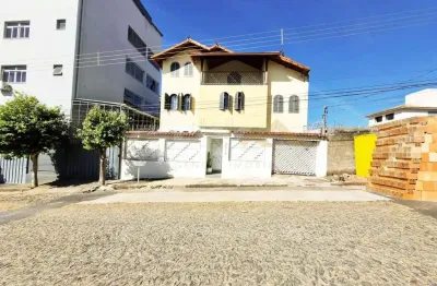 Casa de 3 pavimentos à venda no são judas, 5 quartos sendo 1 suíte.