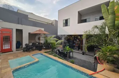 Casa à venda no centro, 4 quartos sendo 2 suítes e área gourmet com piscina.