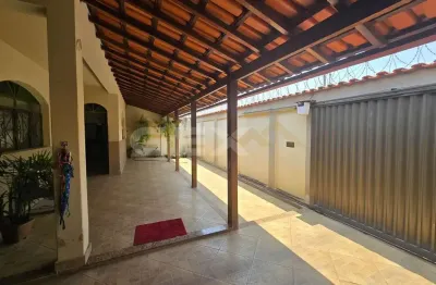 Casa à venda no belvedere, 3 quartos sendo 1 suíte e espaço gourmet.