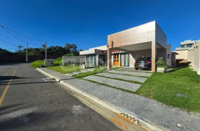 Casa com cara de casa à venda em condomínio fechado, de frente para o lago.