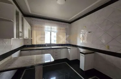 Apartamento clássico à venda no centro, 3 quartos sendo 1 suíte com sacada.