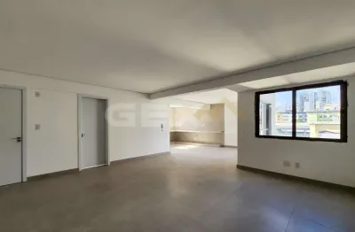 Apartamento à venda no centro, 3 quartos sendo 1 suíte e 2 semi-suíte.