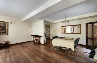 Casa à venda de 3 pavimentos no centro, 4 quartos, 2 suítes e 2 escritórios inde