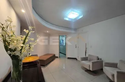 Cobertura triplex à venda no centro, 4 quartos, 2 suítes e 2 vagas.