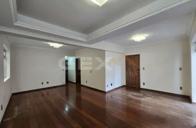 Cobertura triplex à venda no centro, 5 quartos, 2 suítes e 2 vagas.