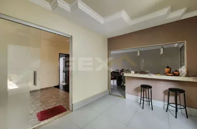 Casa à venda de 3 pavimentos no santa tereza, 3 quartos, 1 suíte e área gourmet.