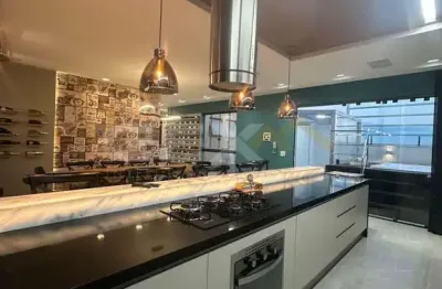 Cobertura triplex à venda no Centro, 4 quartos, 2 suítes e 2 vagas.