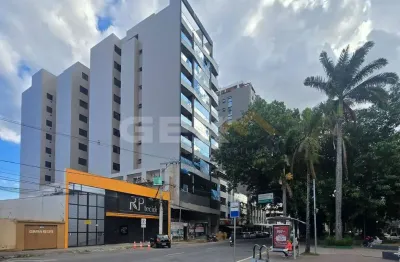 Apartamento no centro, 3 quartos, 2 suítes e 3 vagas.