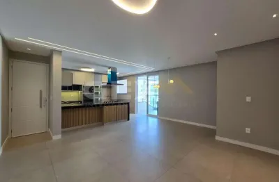 Apartamento à venda no centro, 3 quartos, 2 suítes e 3 vagas de garagem livres.
