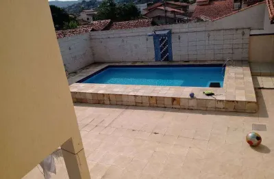Ótima casa de 6 quartos sendo 3 suítes , piscina, quintal