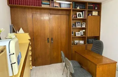 Excelente sala comercial com móveis planejados e vaga de garagem.