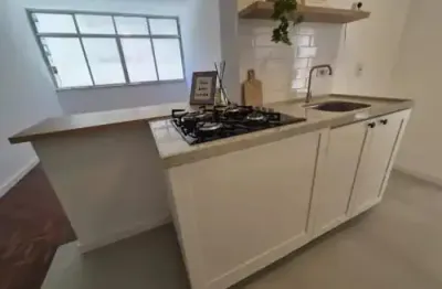 Excelente apartamento reformado na travessa capitão zeferino em icaraí - niterói