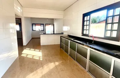Linda casa com 3 quartos 2 wc,  para locação no bairro do golfinho em caraguatatuba-sp