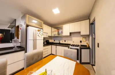 Casa a venda com 1 suíte, 2 quartos e edícula com churrasqueira no santa felicidade