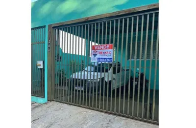 Casa mobiliada 77,22m², com edícula, 2 quartos, sala e cozinha.