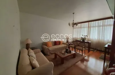 Casa à venda, 4 quartos, 1 suíte, 4 vagas, Lídice - Uberlândia/MG