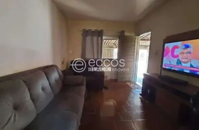Casa à venda, 2 quartos, 2 vagas, planalto - uberlândia/mg