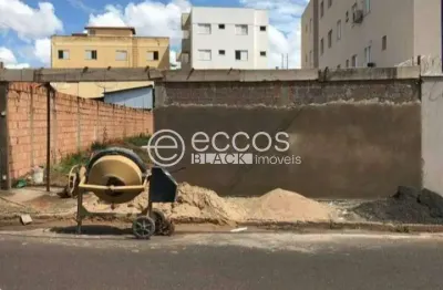 Terreno à venda na Avenida Olívia de Freitas Guimarães, 61, Presidente Roosevelt, Uberlândia