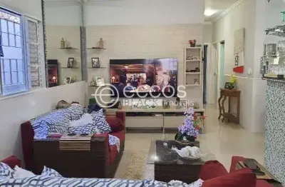 Casa à venda, 4 quartos, 2 suítes, 3 vagas, alto umuarama - uberlândia/mg