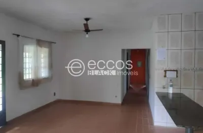 Chácara à venda, 5 quartos, 2 suítes, Zona Rural - CAMPO FLORIDO/MG