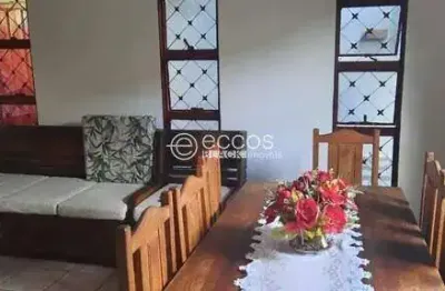 Casa à venda, 3 quartos, 1 suíte, 2 vagas, pacaembu - uberlândia/mg