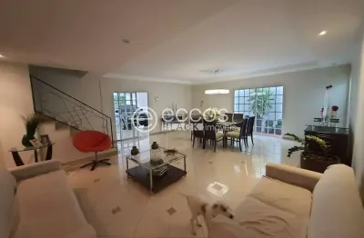 Casa à venda, 4 quartos, 2 suítes, 6 vagas, Fundinho - Uberlândia/MG