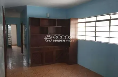 Casa para aluguel, 3 quartos, 1 suíte, 1 vaga, centro - araguari/mg