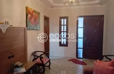 Casa à venda, 3 quartos, 1 suíte, 2 vagas, ouro verde - araguari/mg