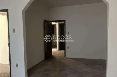 Casa com 3 quartos para alugar na Rua Marciano Santos, 103, Centro, Araguari