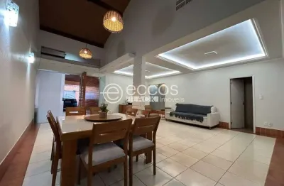 Casa à venda, 4 quartos, 3 suítes, 4 vagas, santa mônica - uberlândia/mg