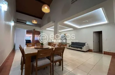 Casa à venda, 4 quartos, 3 suítes, 4 vagas, santa mônica - uberlândia/mg