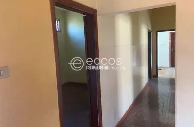 Casa à venda, 3 quartos, 1 vaga, centro - uberlândia/mg