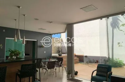 Casa à venda, 5 quartos, 4 suítes, 3 vagas, alto umuarama - uberlândia/mg