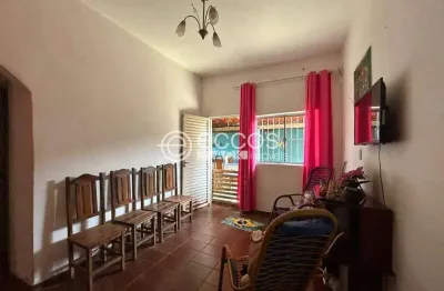 Casa com 2 quartos à venda na Rua Braz Sátiro de Souza, 191, Aclimação, Uberlândia