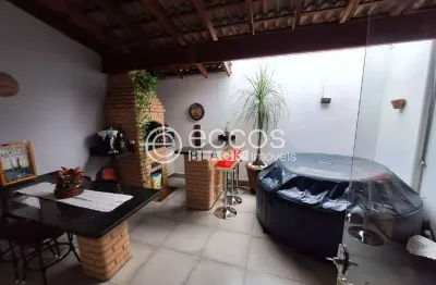 Casa à venda, 2 quartos, 1 suíte, 2 vagas, jardim europa - uberlândia/mg