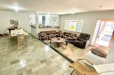 Casa à venda, 6 quartos, 3 suítes, 4 vagas, santa mônica - uberlândia/mg