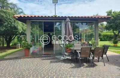 Casa à venda com 4 suítes, vagas cobertas para 4 carros, condomínio morada do sol, uberlândia/mg