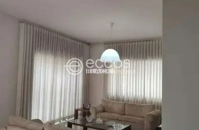 Casa à venda, 3 quartos, 1 suíte, 2 vagas, centro - uberlândia/mg