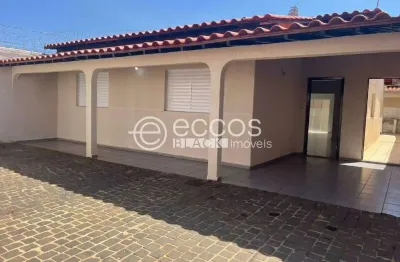 Casa para aluguel, 3 quartos, 1 suíte, 4 vagas, Cidade Jardim - Uberlândia/MG