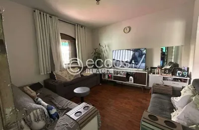 Casa à venda, 3 quartos, 1 suíte, 2 vagas, santa mônica - uberlândia/mg