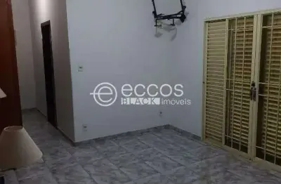Casa à venda, 3 quartos, 1 suíte, 7 vagas, nossa senhora das graças - uberlândia/mg