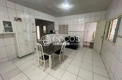 Casa à venda, 3 quartos, 4 vagas, laranjeiras - uberlândia/mg