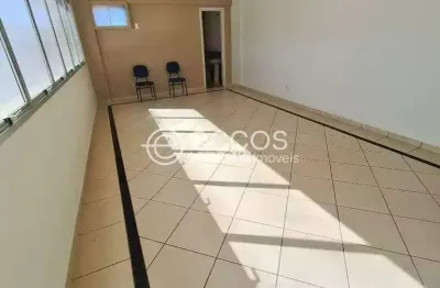 Sala comercial para alugar na Avenida Coronel Teodolino Pereira Araújo, 1336, Centro, Araguari