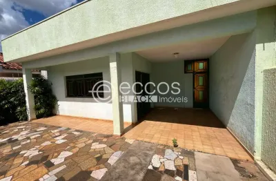 Casa com 3 quartos à venda na Rua Vinícius de Morais, 442, Olinda, Uberaba
