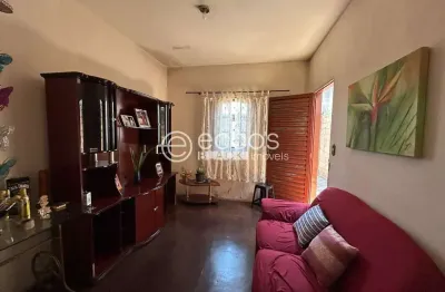 Casa à venda, 3 quartos, 2 vagas, planalto - uberlândia/mg