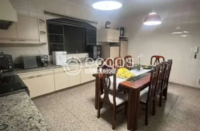 Casa à venda, 3 quartos, 2 suítes, 2 vagas, residencial gramado - uberlândia/mg