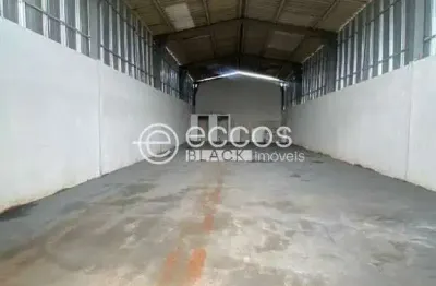 Casa à venda na Avenida do Corinto, 102, Laranjeiras, Uberlândia